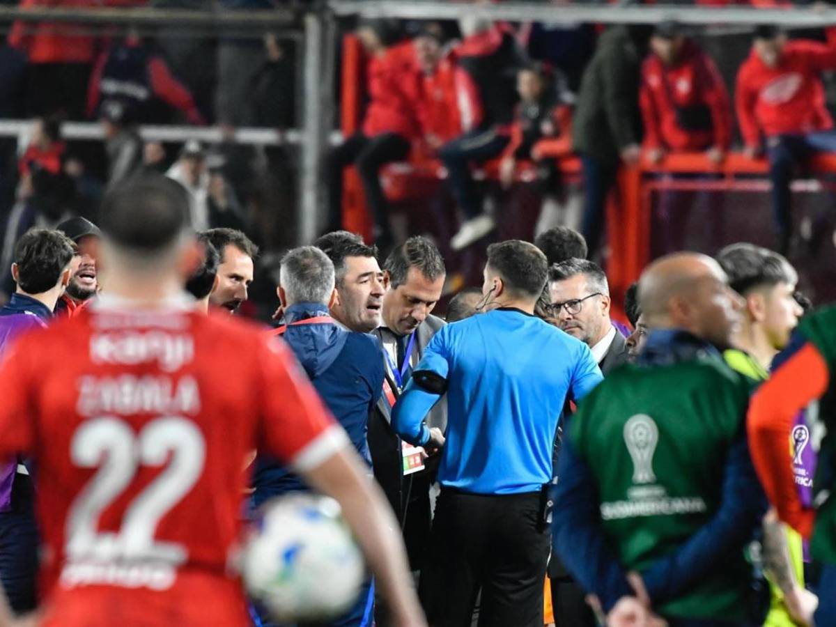 Imágenes sensibles: pelea de barras de Independiente y U de Chile deja heridos de gravedad