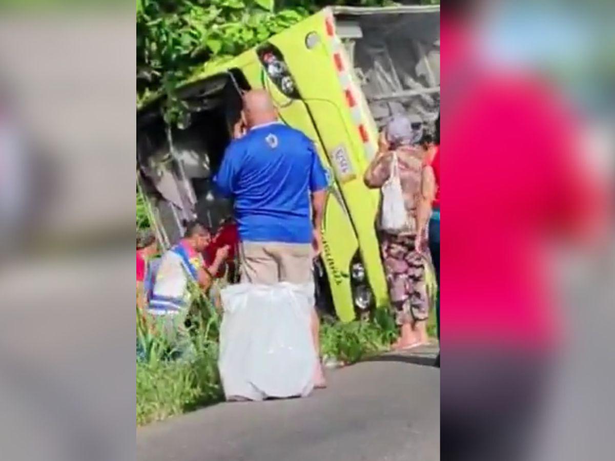Dos muertos y decenas de heridos deja fatal accidente de autobús en Costa Rica