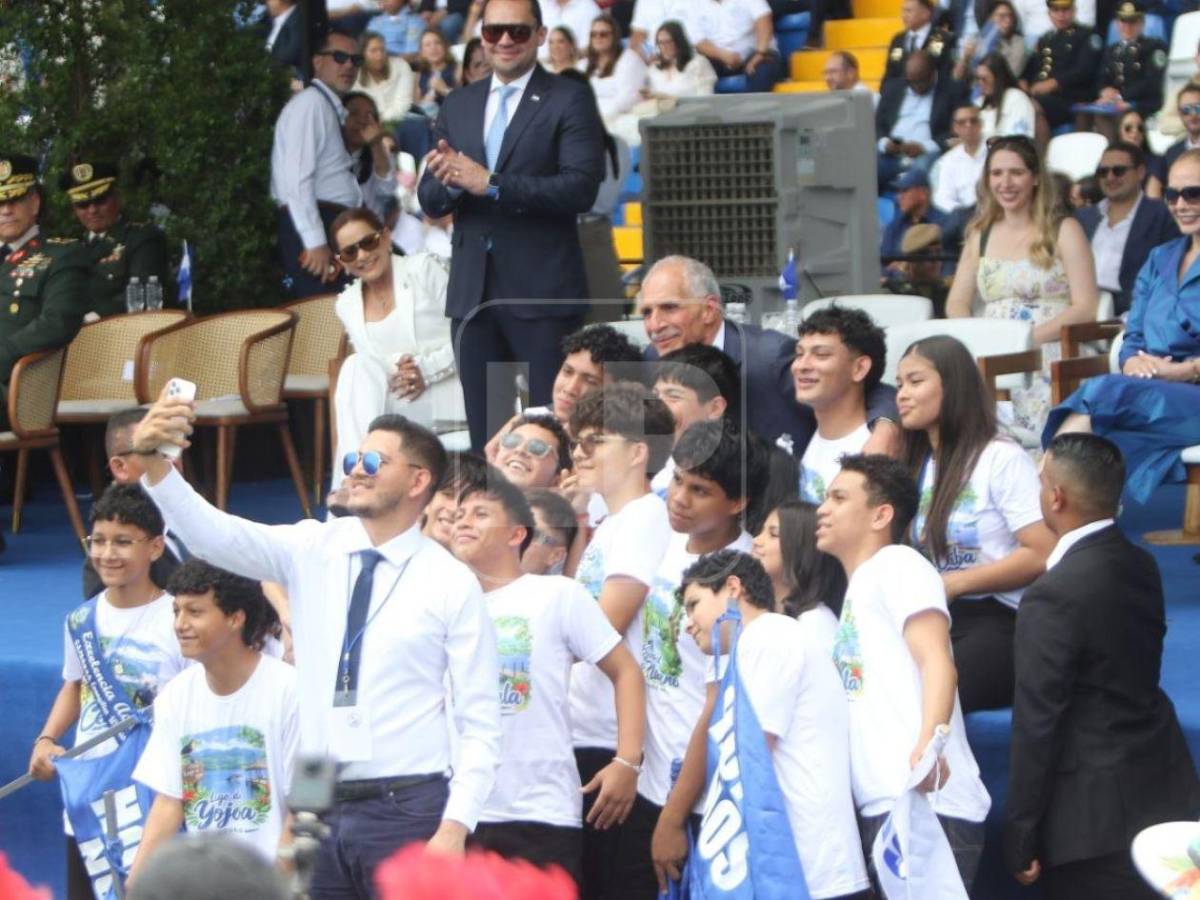 Sorpresivo saludo, abuela abnegada y guapa maestra: lo que no se vio de los desfiles en Honduras