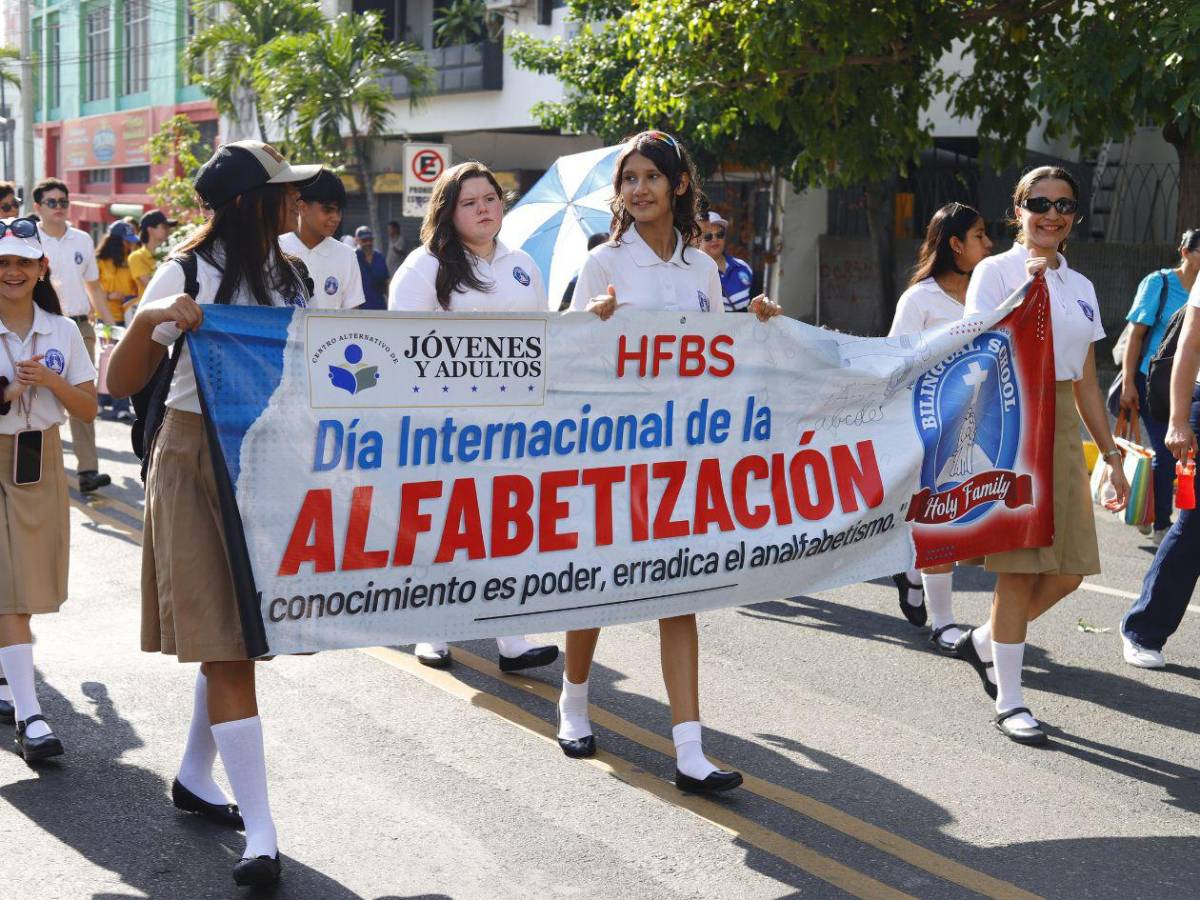 Estudiante desfiló con su bebé en brazos: así fue la jornada por el día de la Alfabetización