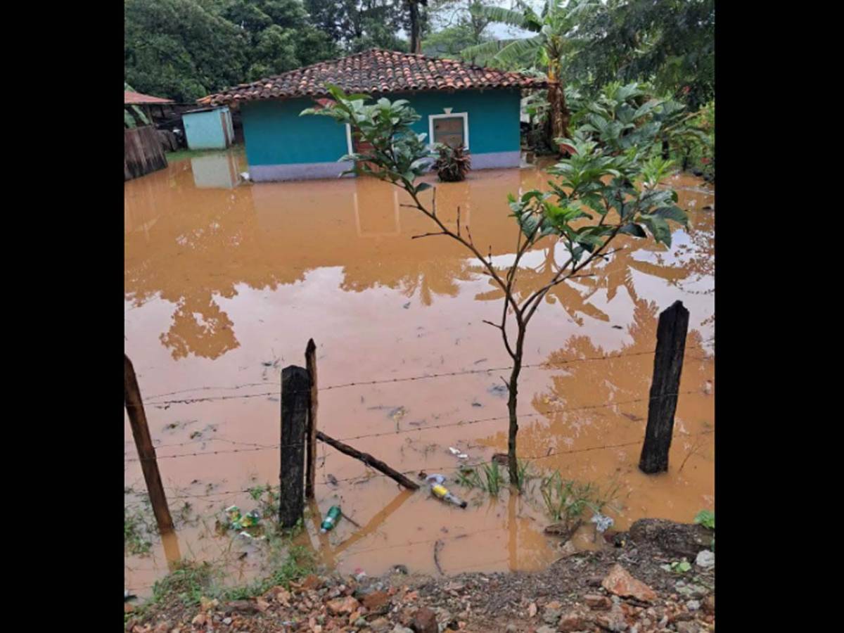 Fuertes lluvias azotan varias regiones de Olancho y provocan desbordamientos de ríos