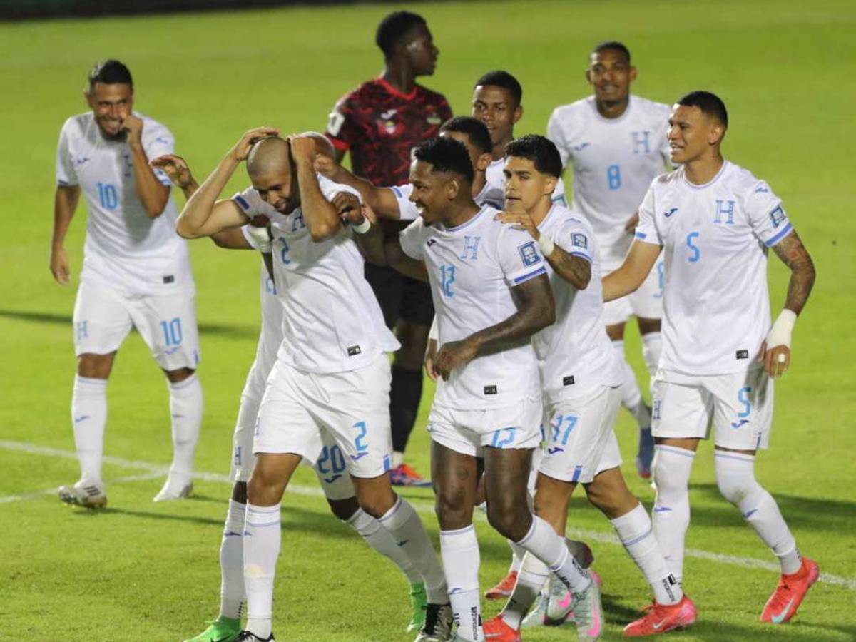 Honduras festeja vs Antigua y Barbuda, show de diputado, lindas chicas y jugador abucheado