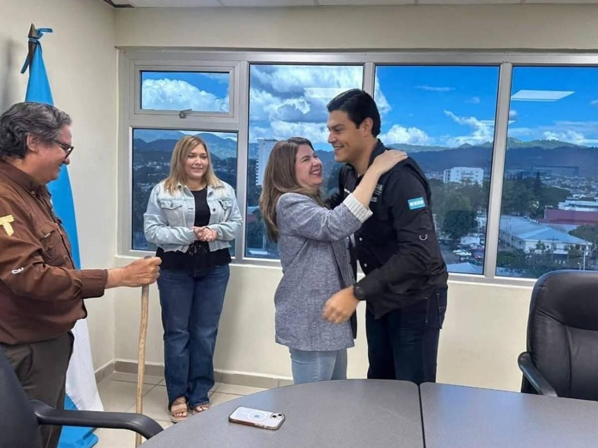 Así se vivió el abrazo que unió a los tres consejeros del CNE