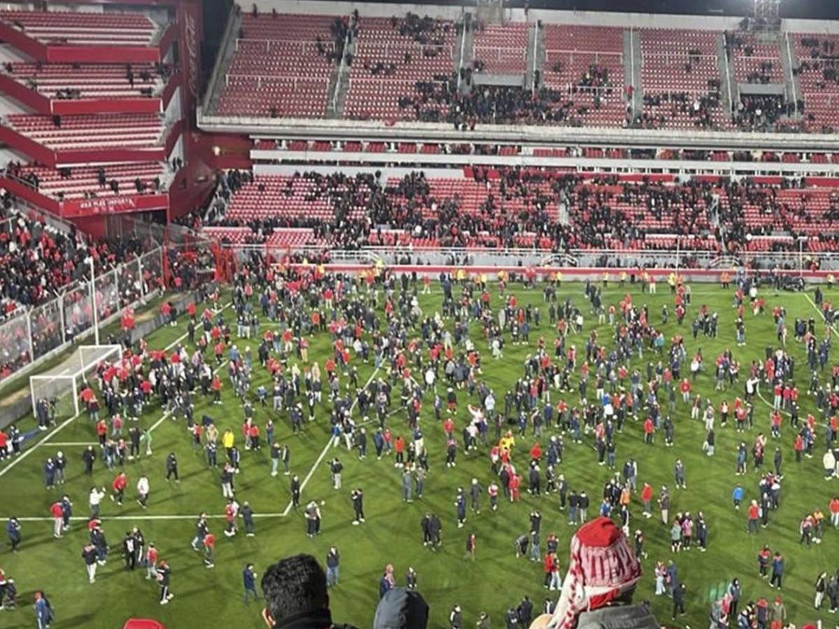 Imágenes sensibles: pelea de barras de Independiente y U de Chile deja heridos de gravedad