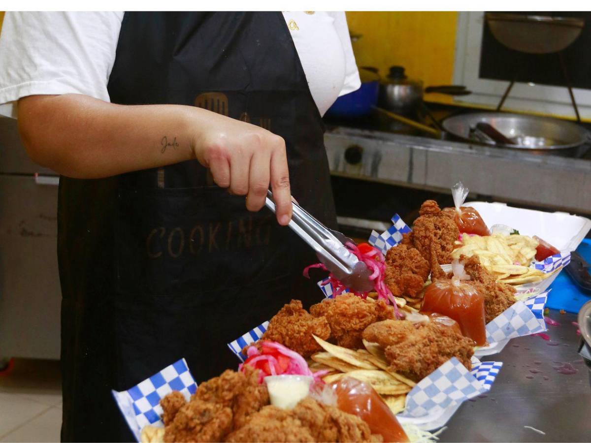 Crujiente y sabroso: así se sirve el pollo con tajadas en San Pedro Sula”
