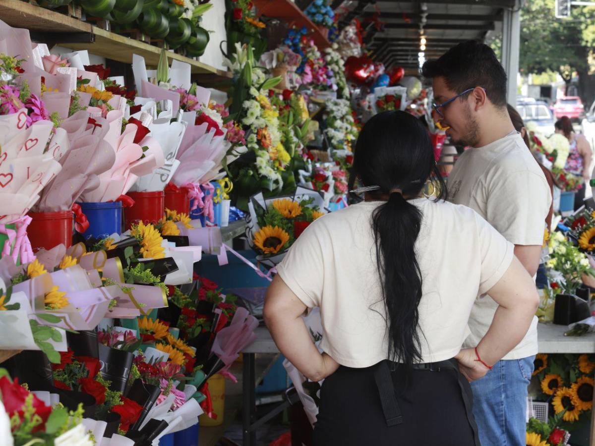 Color y romanticismo invaden el sector Guamilito por el Día del Amor y la Amistad