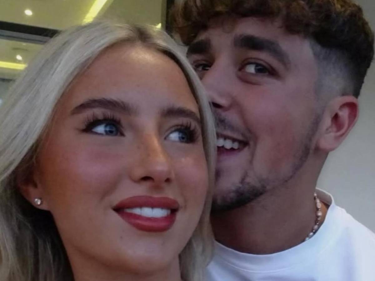 Futbolista anuncia que va a ser padre... ¡y la madre es la hija de su entrenador!