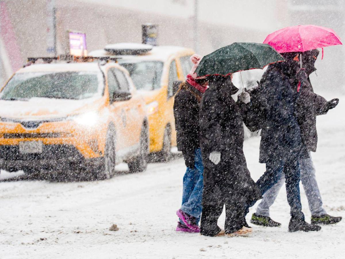 Histórica nevada en EE UU provoca caos y cancelación de miles de vuelos
