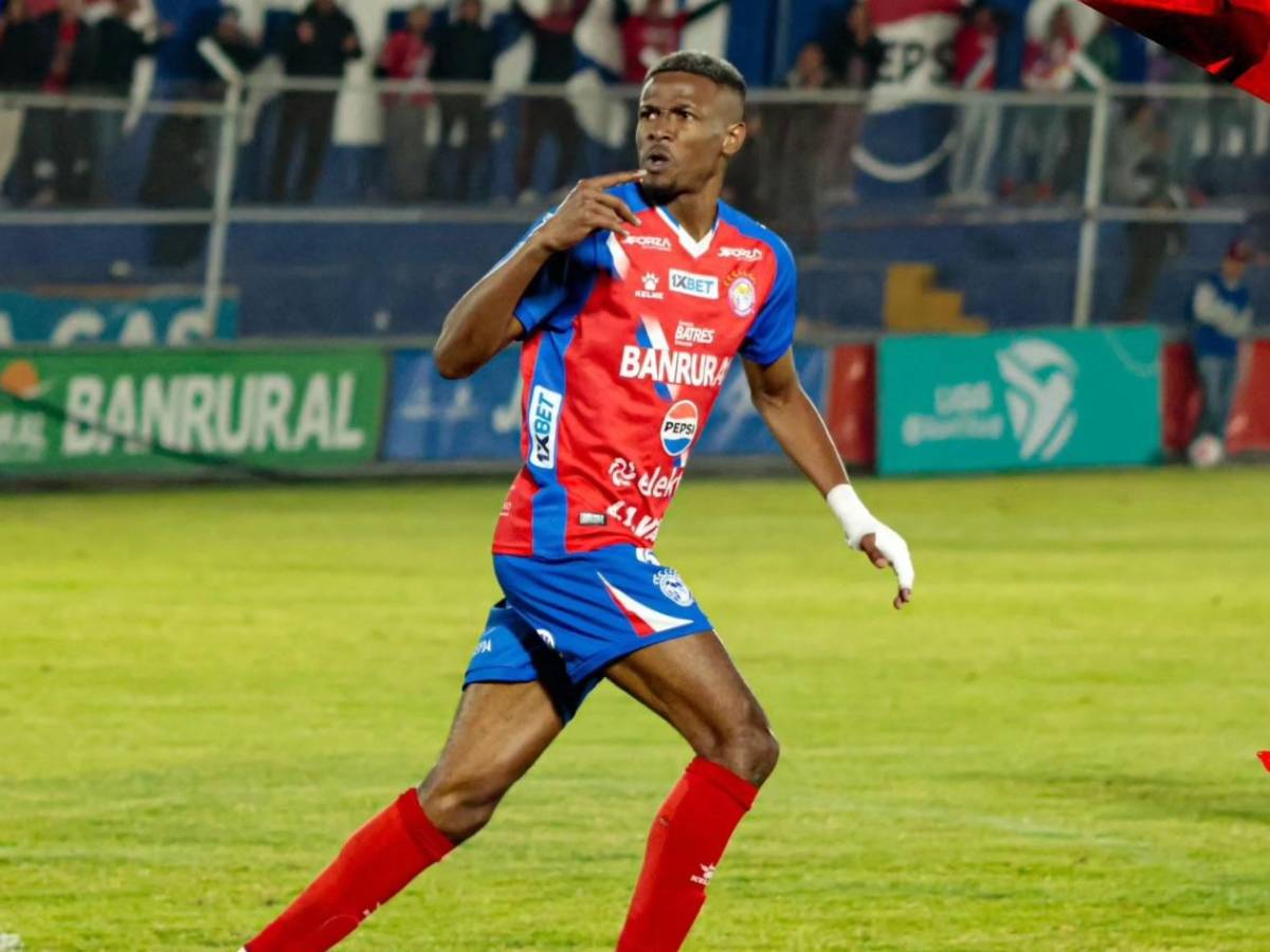 Futbolista tico rompe relación con su novia cuatro días después de pedirle matrimonio