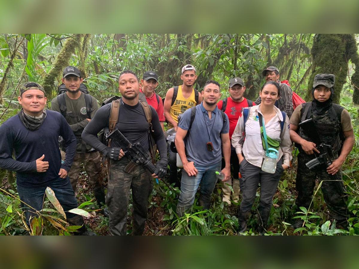 Es un esfuerzo unido de técnicos del ICF, las Fuerzas Armadas y miembros de la comunidad para resguardar y recuperar las áreas afectadas en la biósfera.