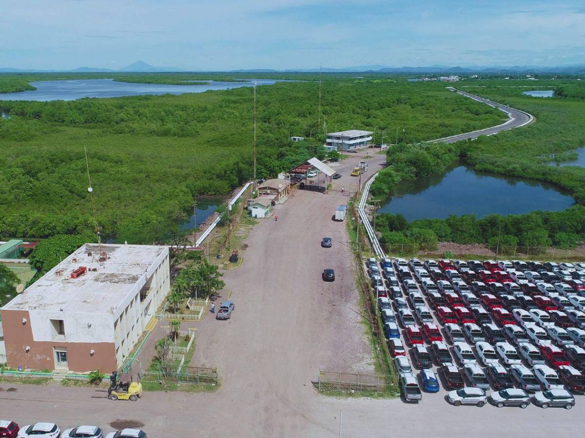 Autos, combustibles y barcos saturan el único puerto activo del Pacífico hondureño