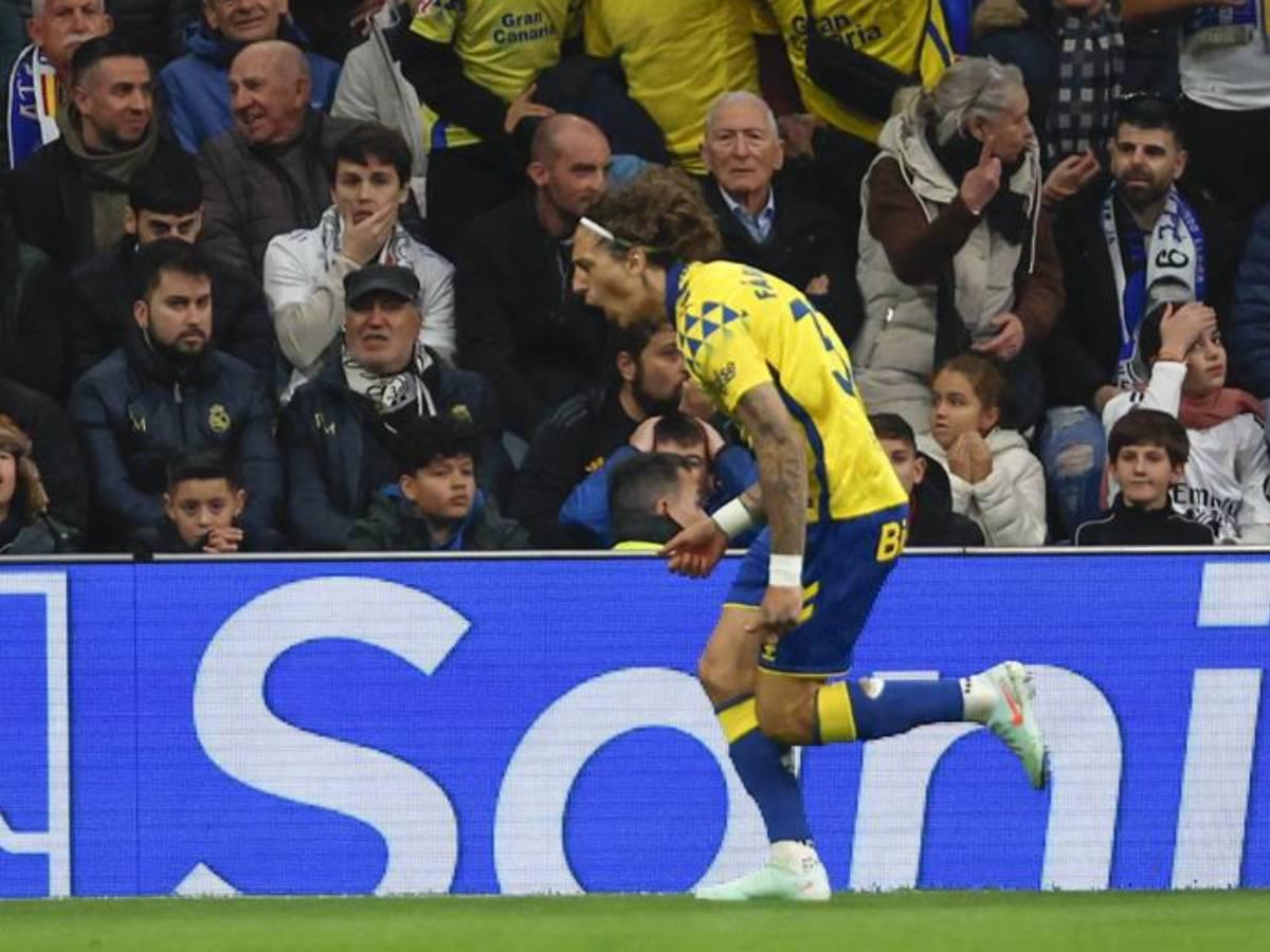 Fábio Silva de Las Palmas celebra tras anotarle al Real Madrid a los 25 segundos de haber comenzado el juego.
