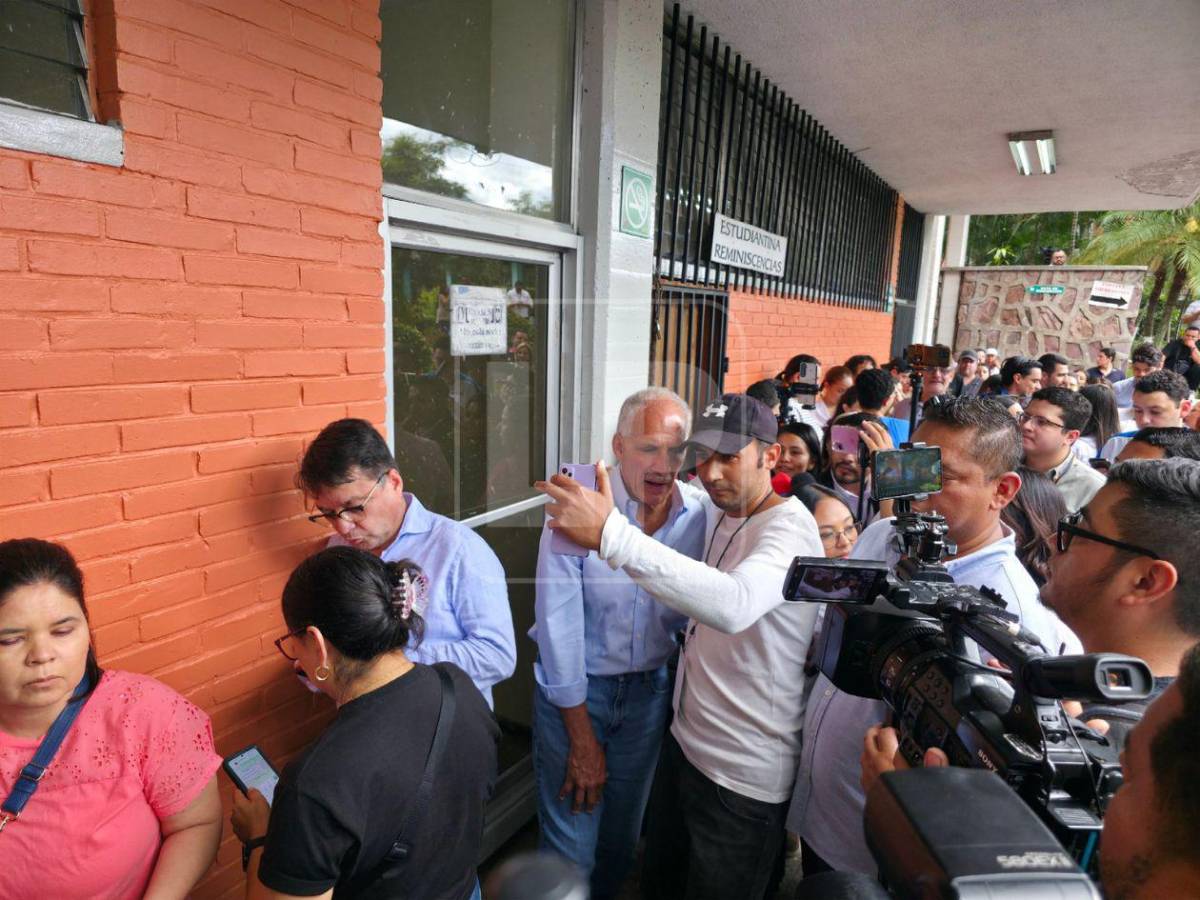 Hizo fila y “activó la racha”, así votó Nasry Asfura en la UPNFM