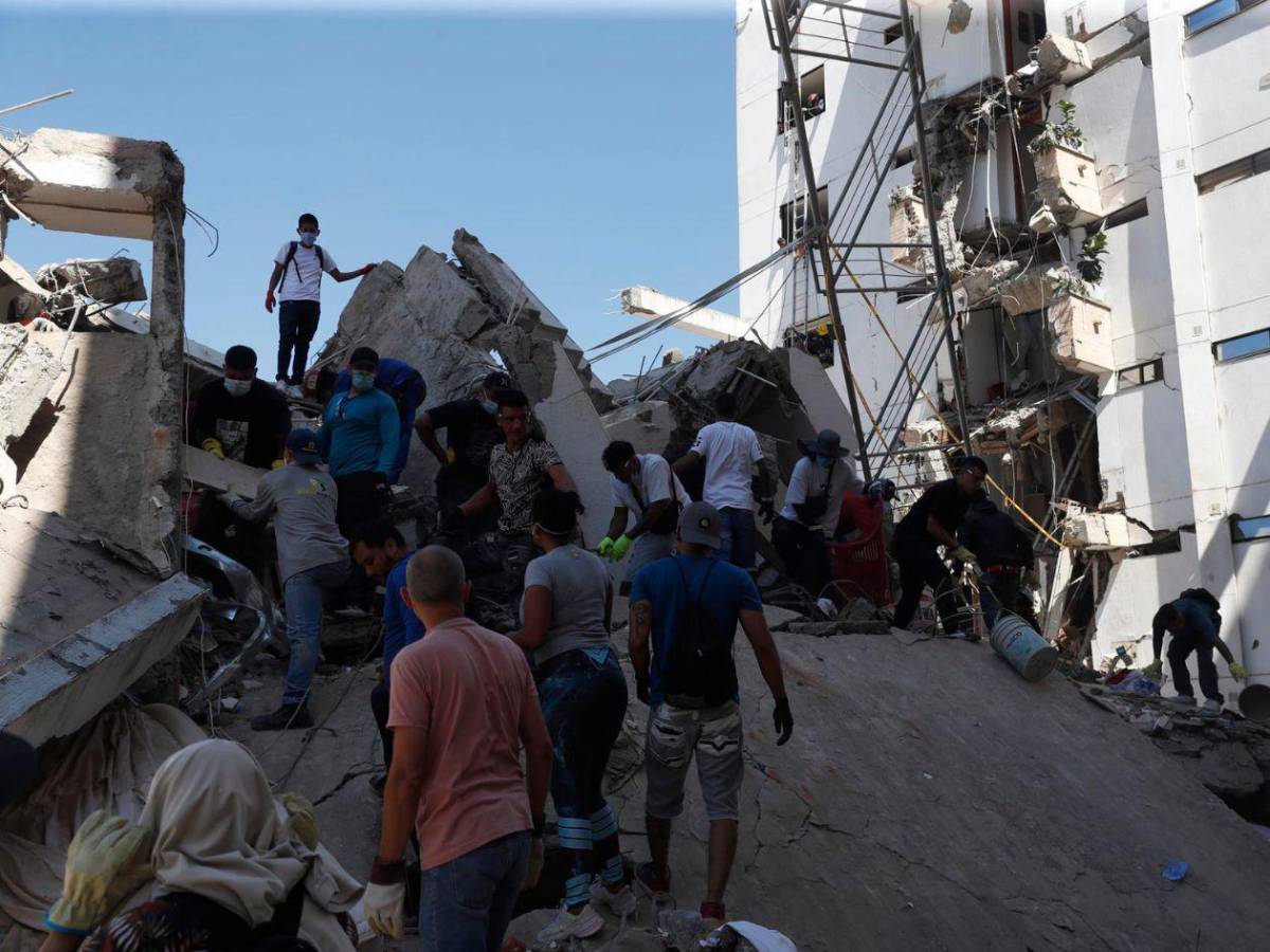 Tenía una corazonada: entre escombros, madre busca a su hijo tras el terremoto que sacudió a Colombia