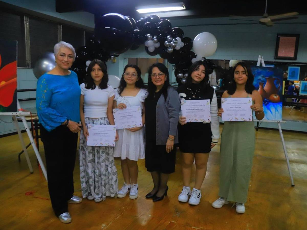 Exposición de pinturas en la Academia de Bellas Artes de San Pedro Sula