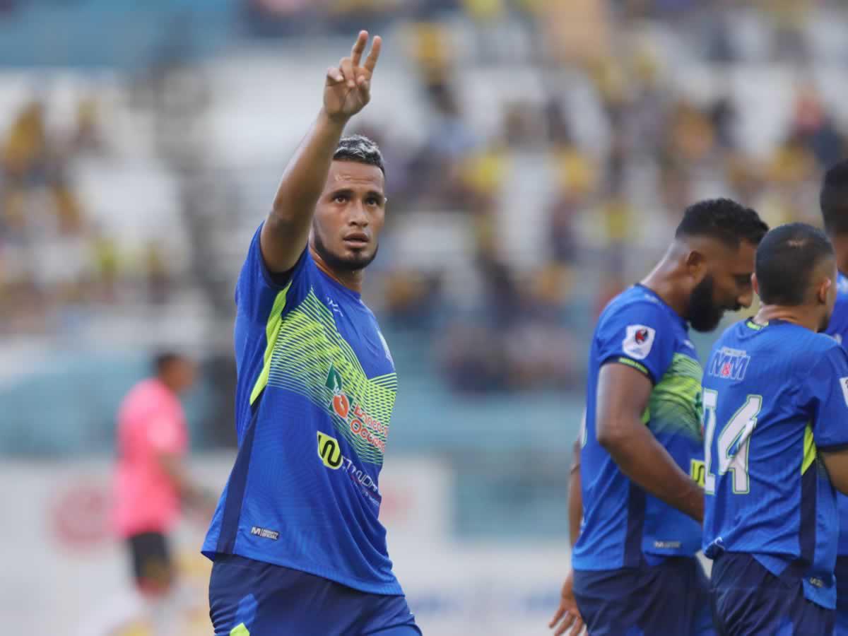 Alex López festeja su gol de penal ante el Real España.