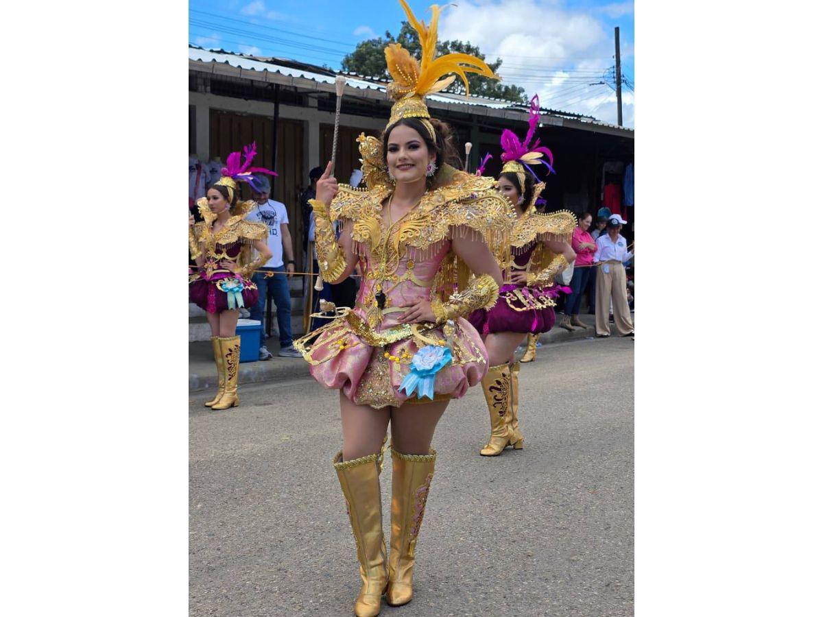 Palillonas de Danlí deslumbran con espectaculares trajes de Independencia