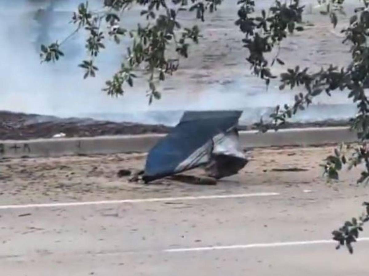 Avioneta se estrella en una transitada avenida en Boca Ratón, Florida