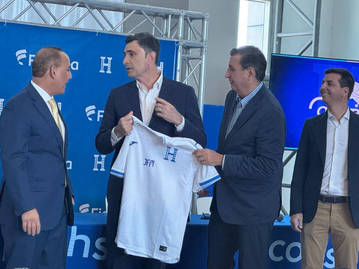 Francisco Molina y el incómodo momento en presentación con Honduras: ¿quién lo acompaña?