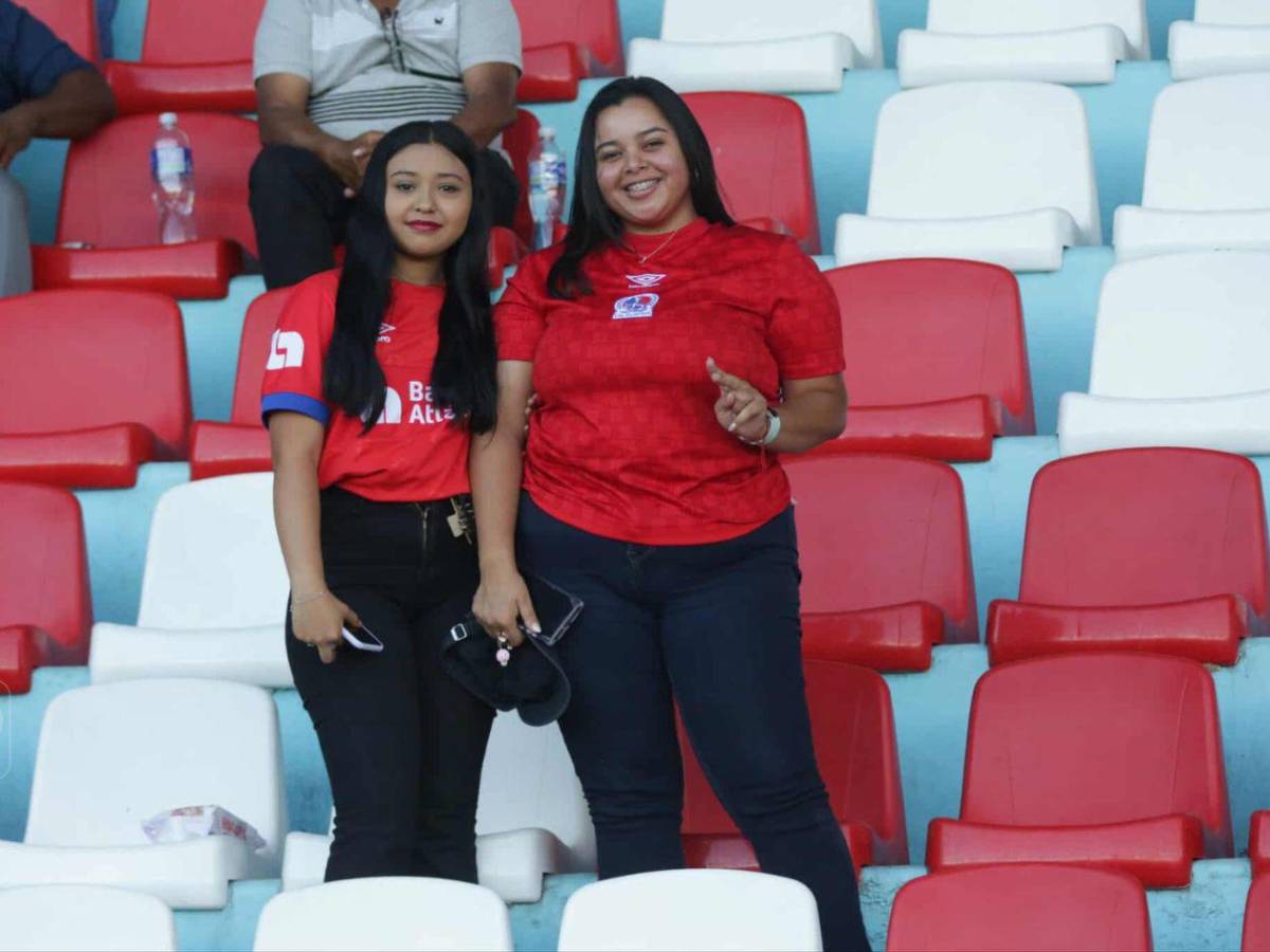 Fotos: gran ambiente, chicas e infiltrados en el Olimpia vs Platense