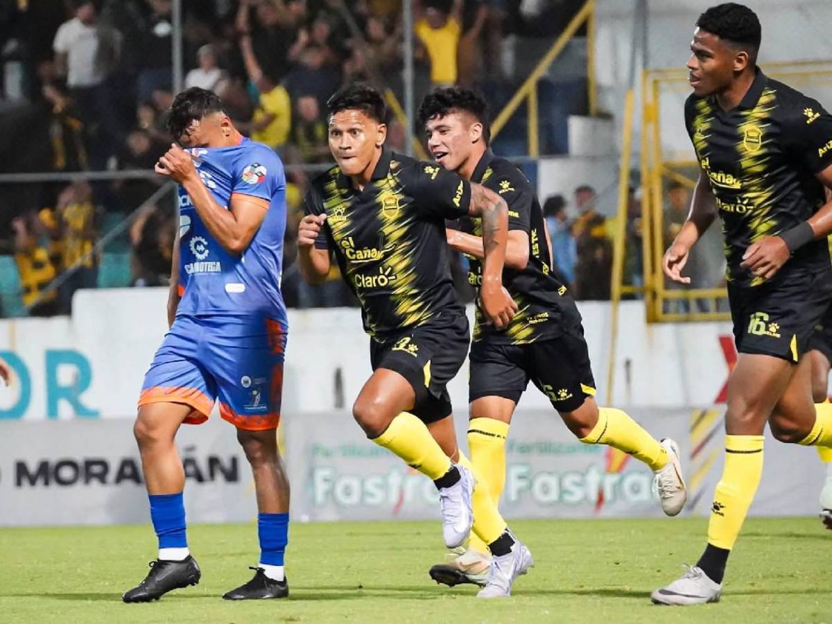 Alegría del Real España, chicas, susto con jugador y gesto de Jeaustin