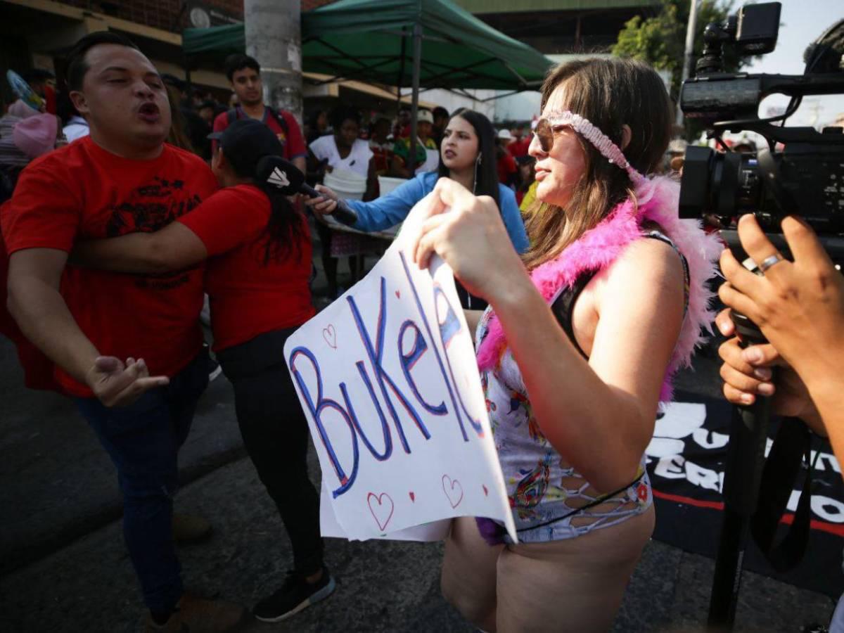 Hondureña marcha en traje de baño en el Día del Trabajador y exige justicia por las mujeres