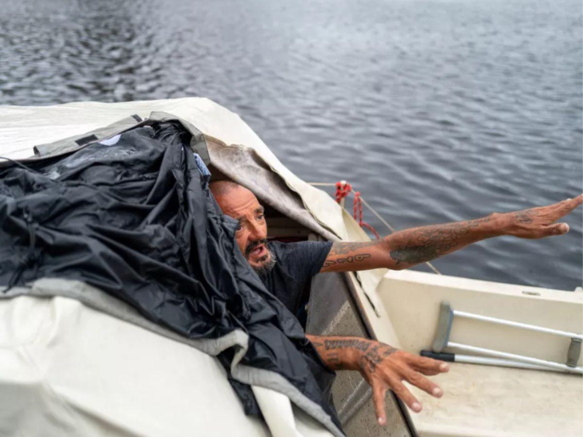 Arrestan a hombre que se popularizó por permanecer en su bote durante huracán Milton