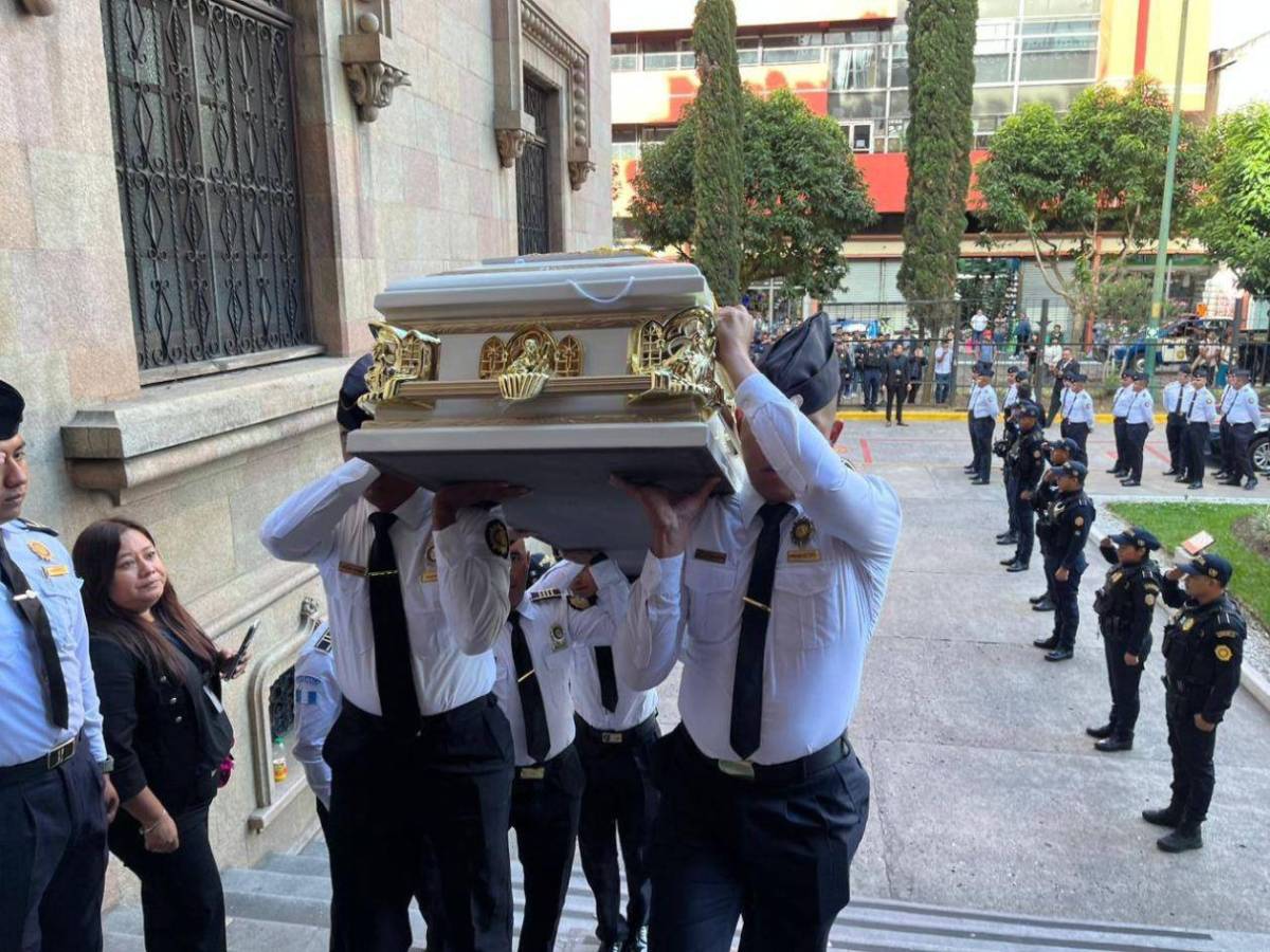 Así fue el emotivo homenaje a policías asesinados en motines en Guatemala