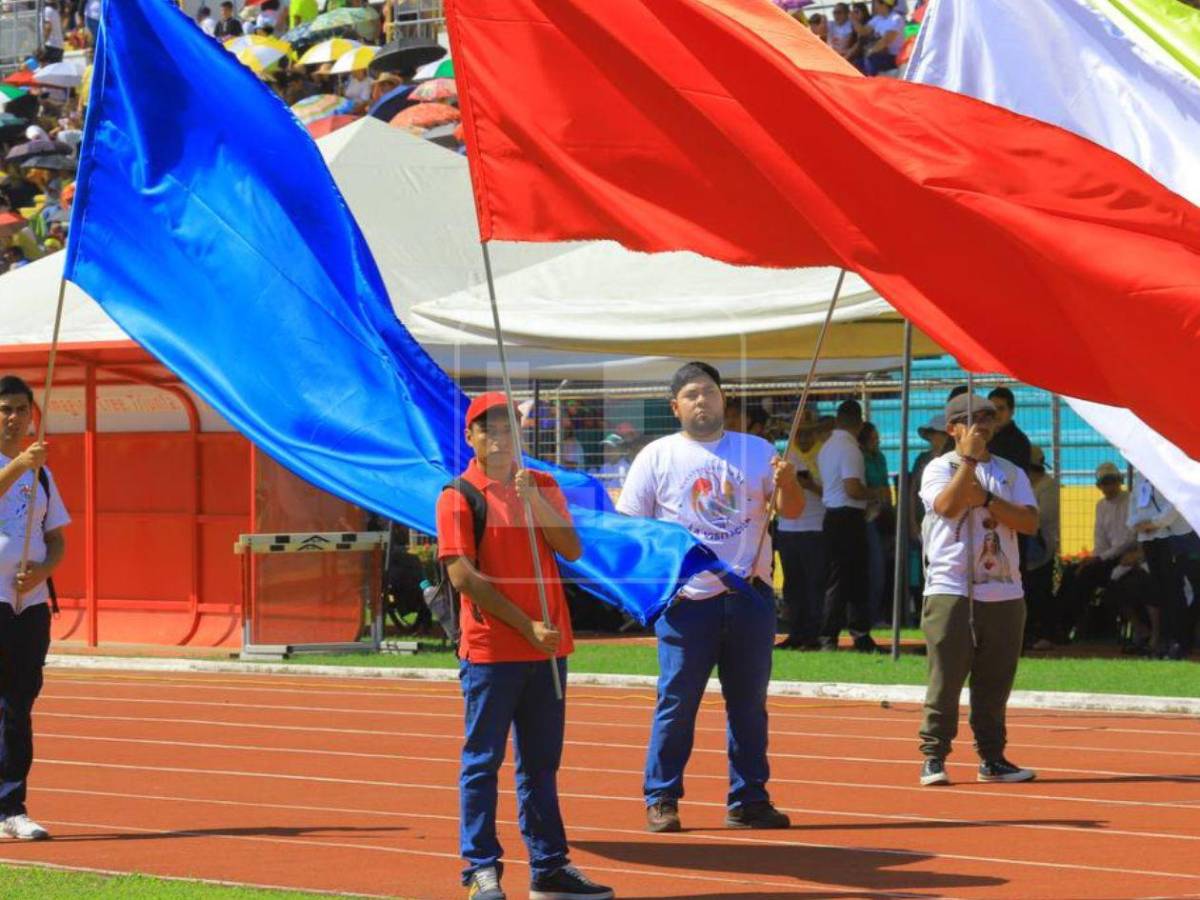 Corazones ardientes: 30,000 fieles llenan el Estadio Olímpico en la Santa Misión 2026