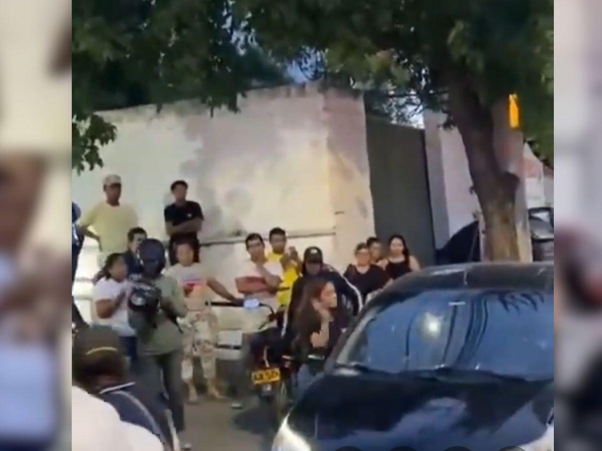 Jovencita destruye el carro de su papá tras verlo con otra mujer que no era su madre