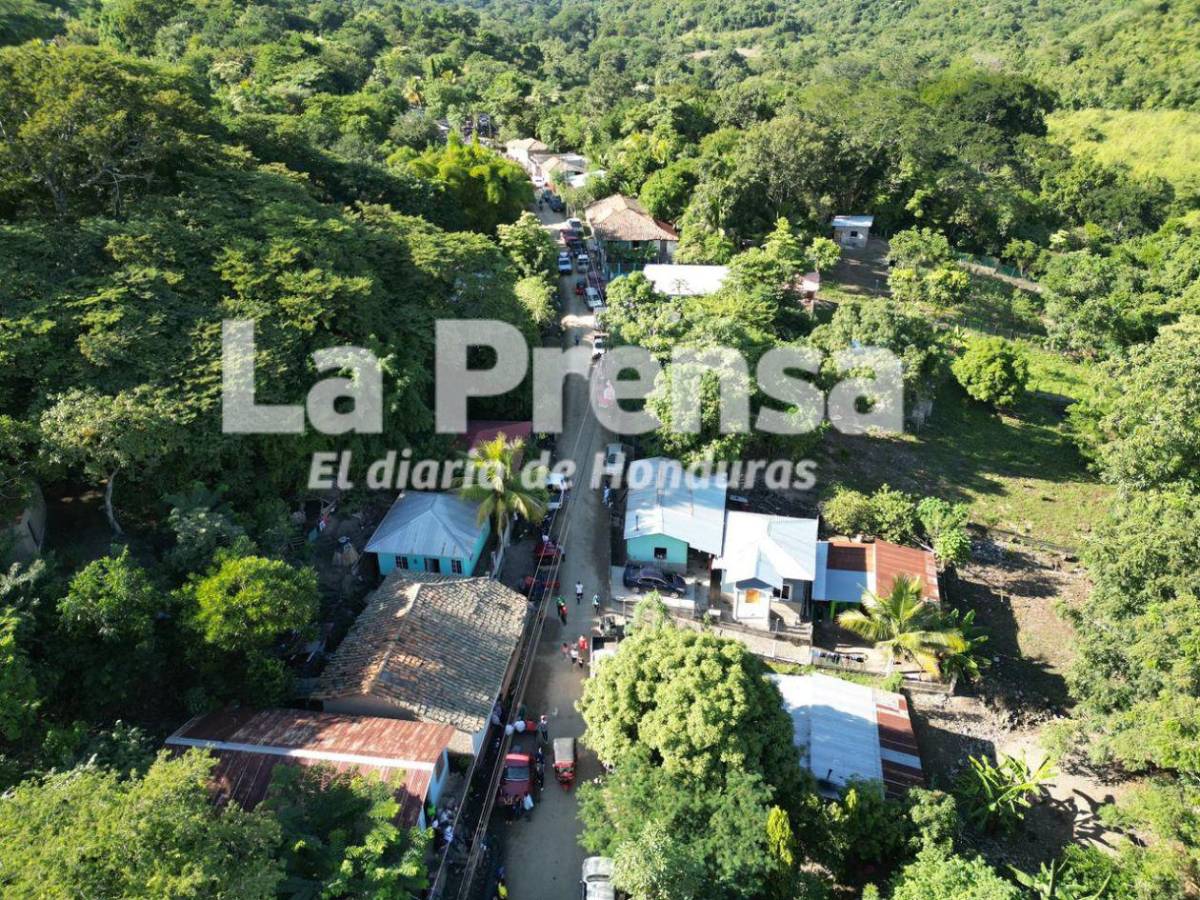 Llanto y dolor en sepelio de vecinos de Loma Larga que murieron en accidente