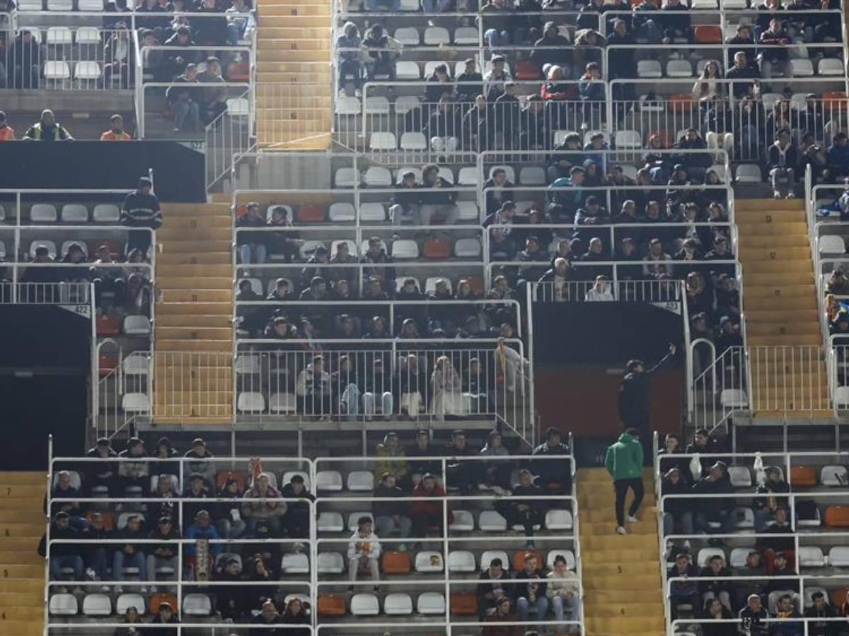 Aficionados valencianistas abandonaron el estadio durante el partido de los cuartos de final de la Copa del Rey.