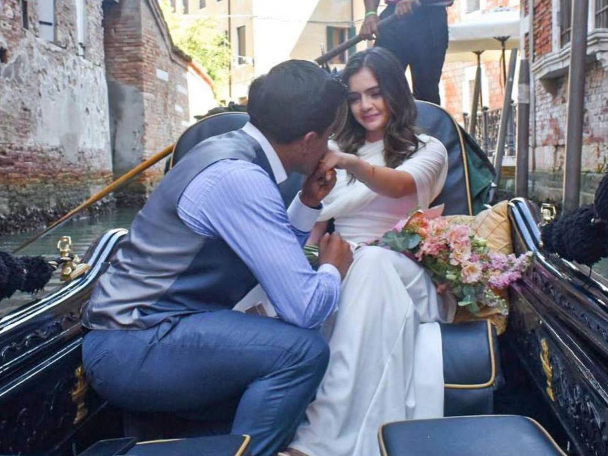 Se me escurrió el maquillaje: Presentadora hondureña se compromete