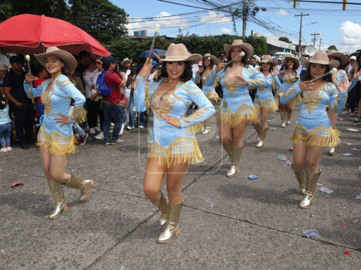 Quiénes son las hermosas palillonas 'vaqueritas' que se robaron las miradas por su originalidad