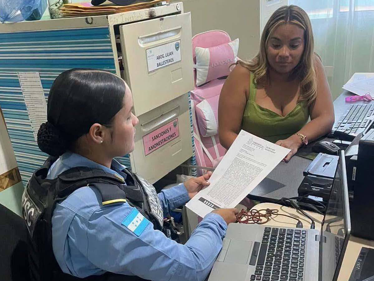 Dan de baja a policía Victoria Irías por hacer videos de TikTok con uniforme