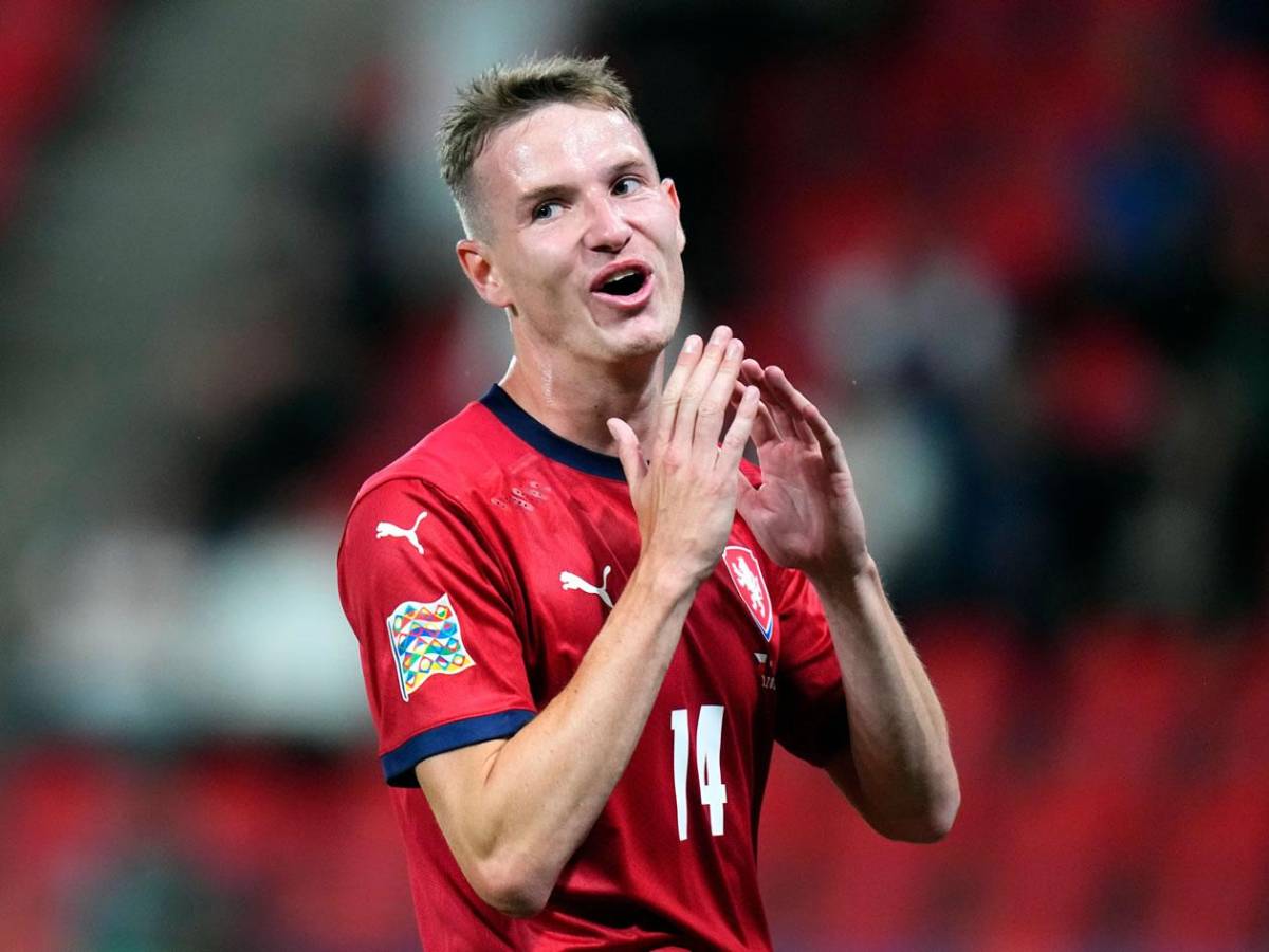 Futbolista que anunció su homosexualidad se retira a los 29 años y revela el motivo