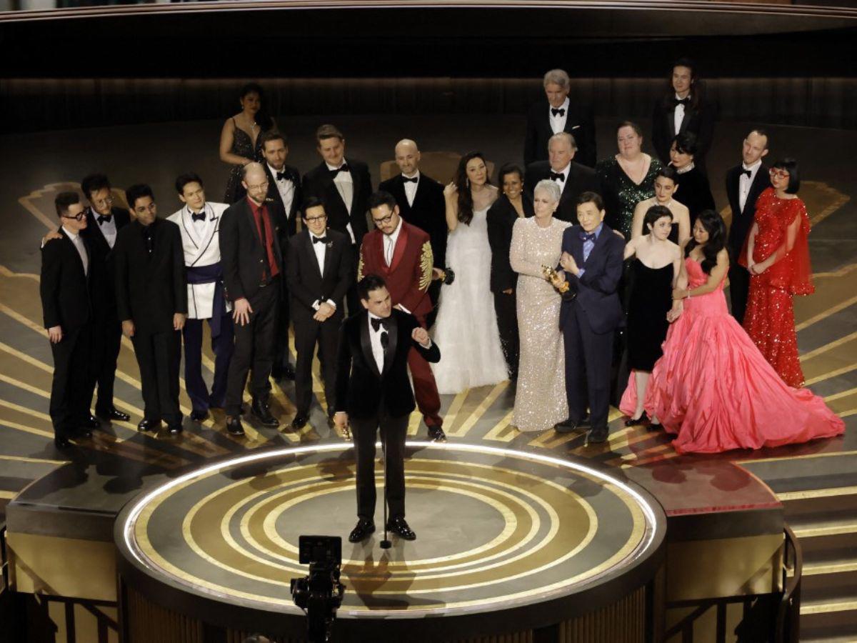 “Todo en todas partes al mismo tiempo” triunfa en los Óscar con siete estatuillas