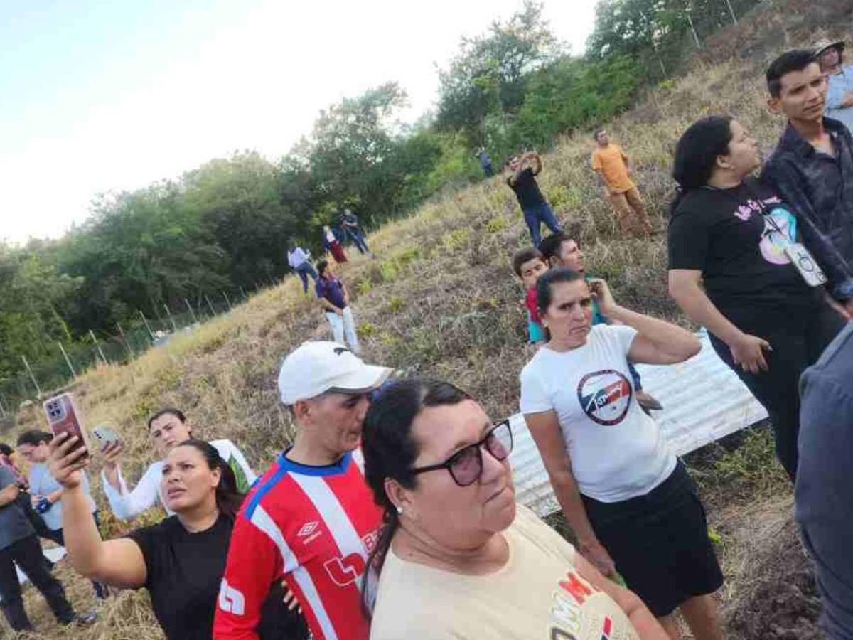 Llanto y dolor en sepelio de vecinos de Loma Larga que murieron en accidente