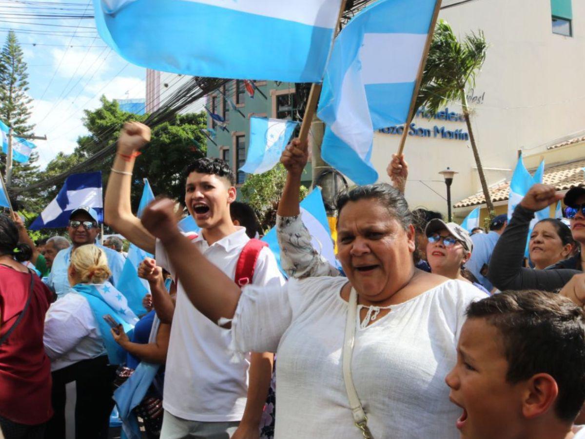 Simpatizantes liberales y nacionalistas se unen en apoyo a las consejeras del CNE