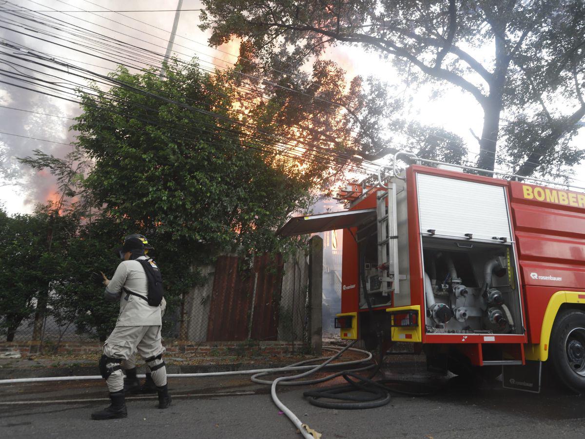 Así fueron consumidas las oficinas de iglesia evangélica en San Pedro Sula
