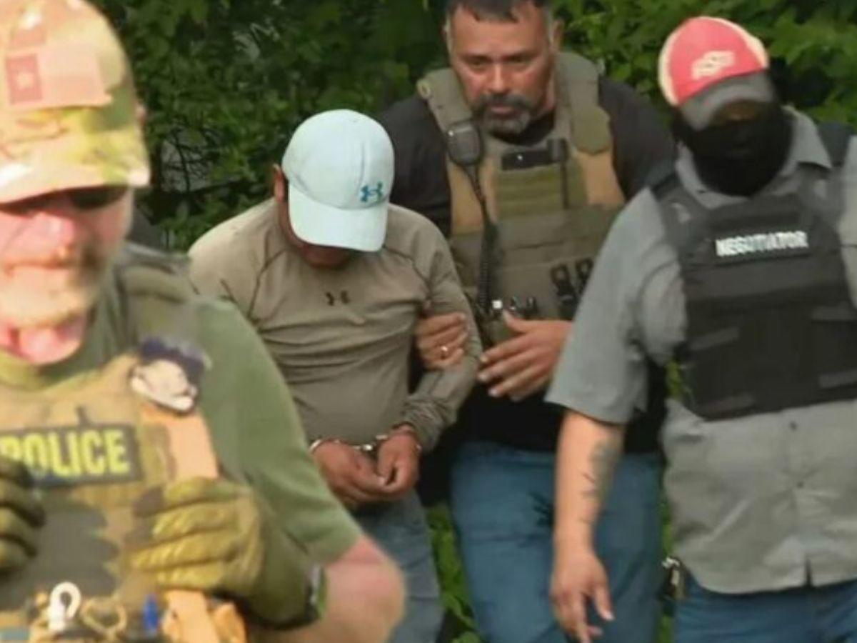 ¿Quién es el migrante que trepó un árbol para evitar ser arrestado?