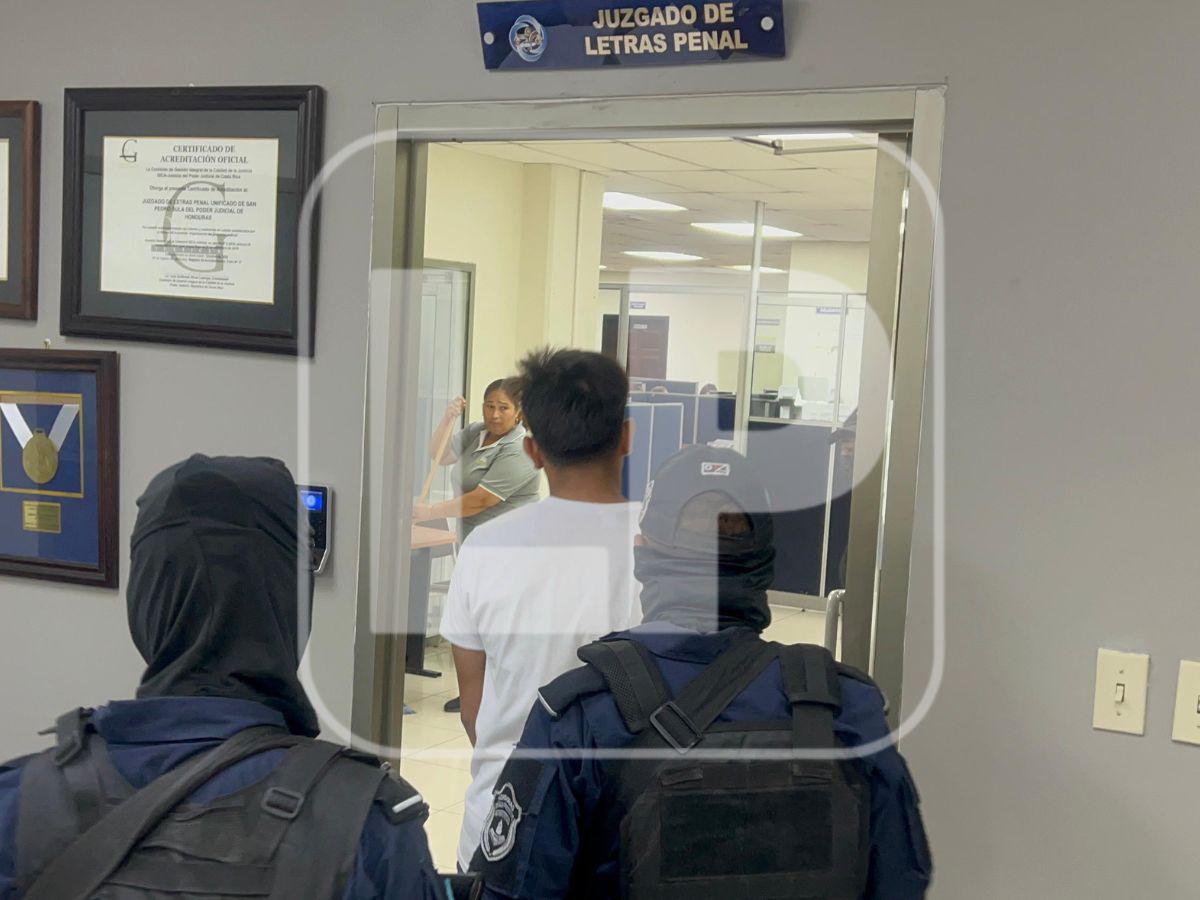 Con sonrisa en el rostro: así llegó a los juzgados el acusado de asesinar a Katherine Fuentes