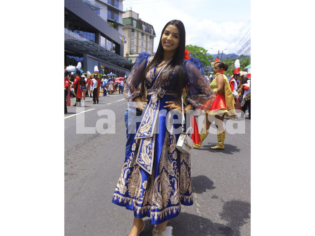 ¿Quién es la bella maestra que acaparó miradas en los desfiles de San Pedro Sula?