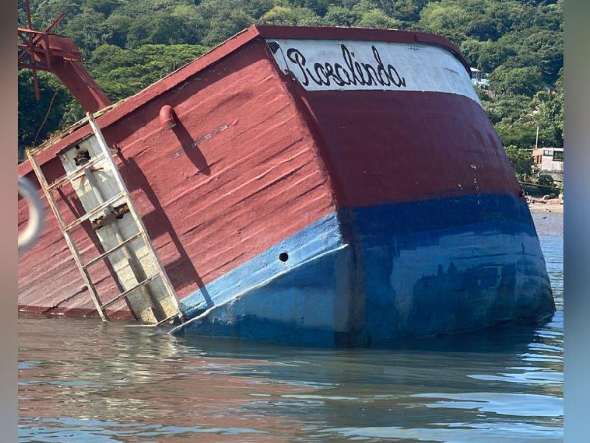 ¡Se está moviendo!: pescadores luchan por trasladar el velero Rosalinda a la playa