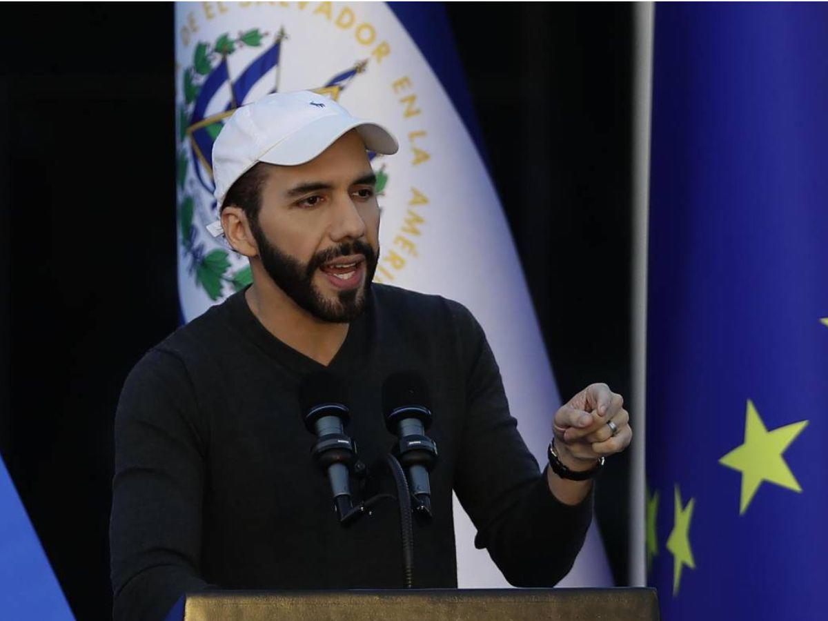 Ataque de pandilla dejó sin brazos a joven salvadoreña; Bukele se convierte en su ángel guardián