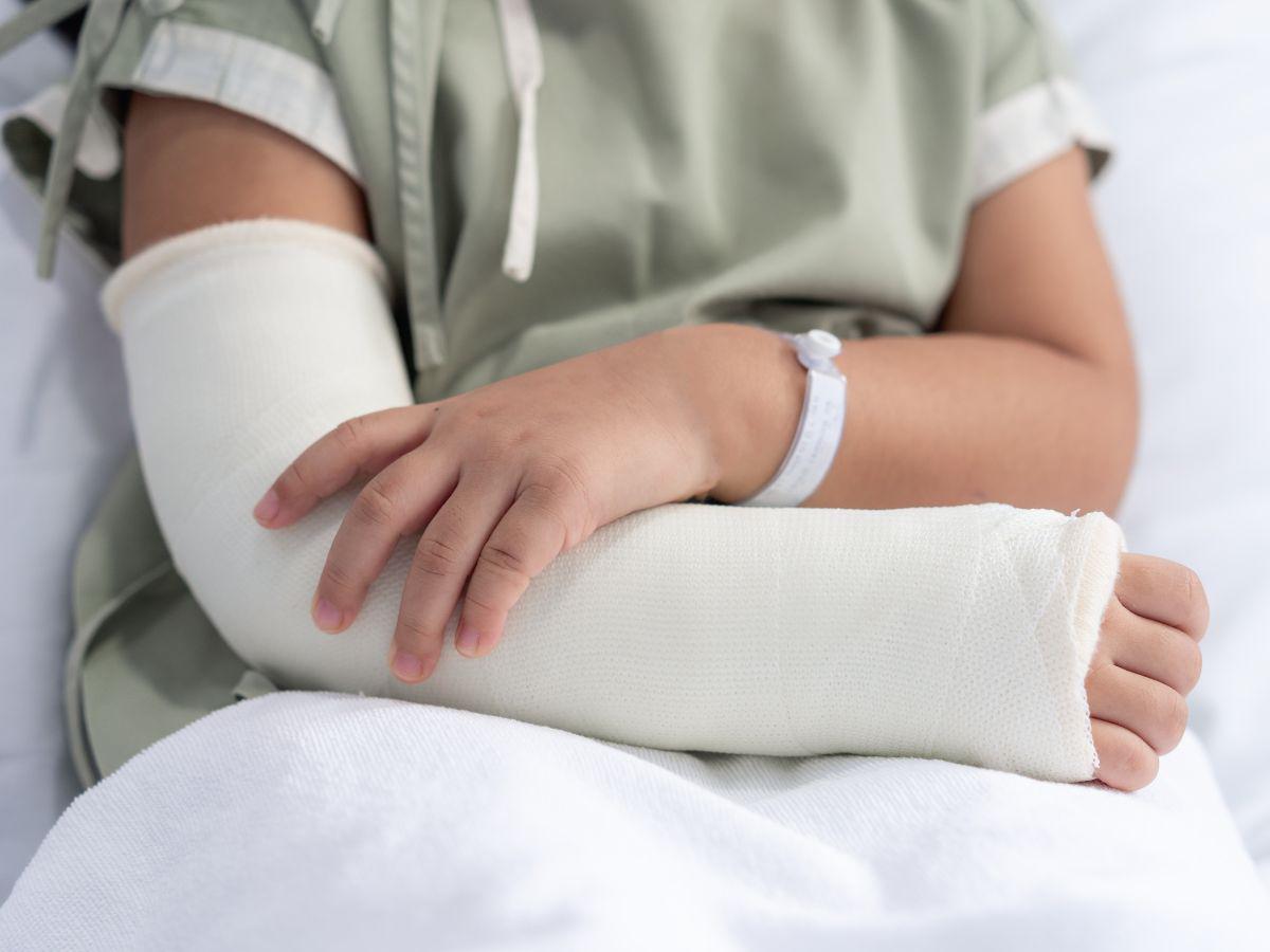 “Le quemó y fracturó”: DPI va tras padrastro acusado de torturar a niño en Santa Bárbara