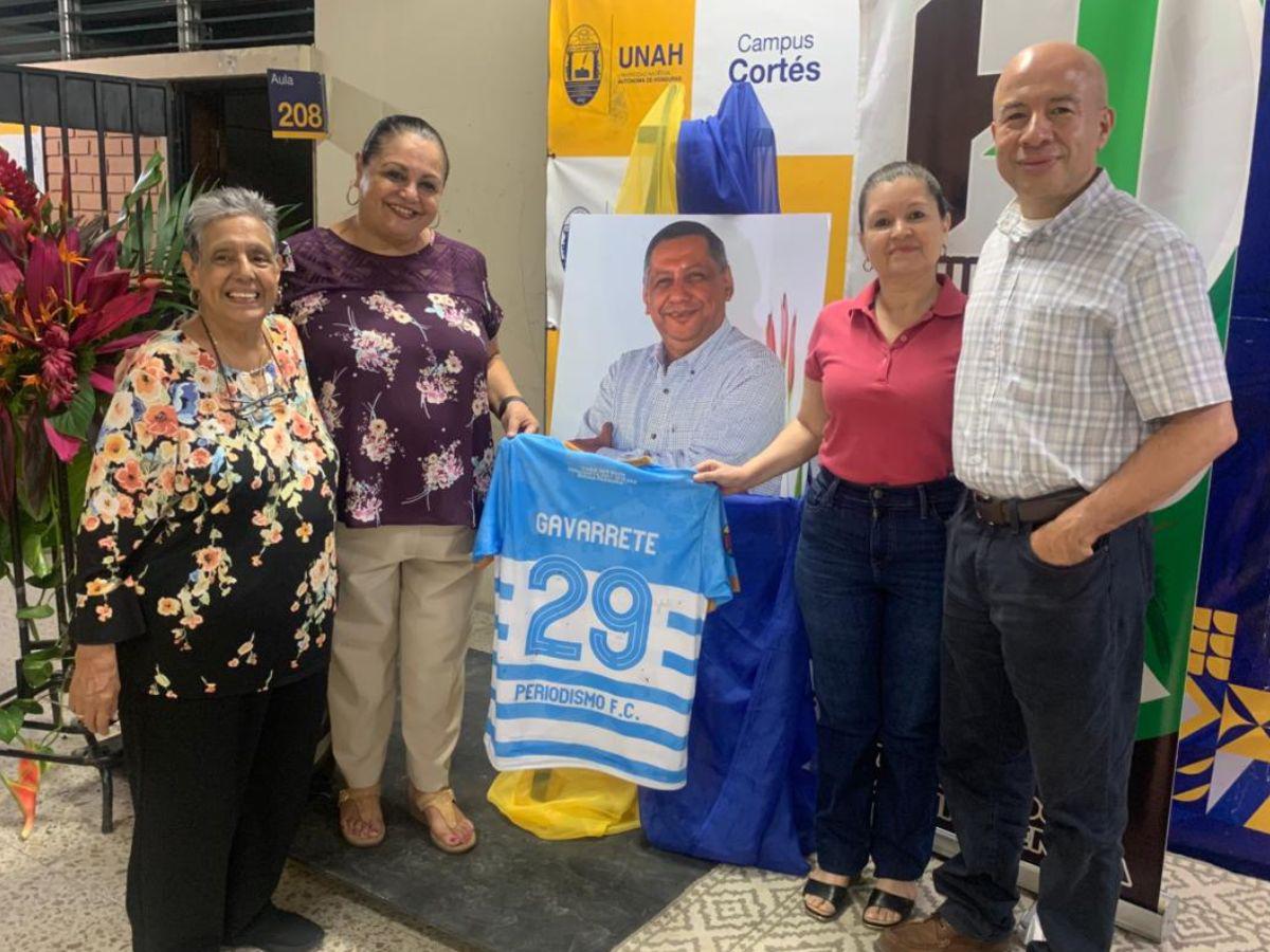 Equipo Periodismo FC presenta uniforme en homenaje al periodista René Gavarrete en Unah-Cortés