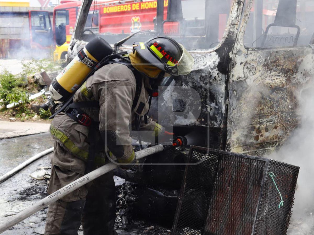 Bus rapidito de la ruta 2 se incendia tras choque con motocicleta en SPS