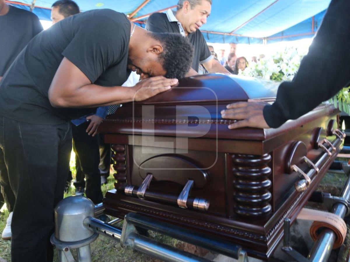 Entre aplausos y homenajes despiden al periodista Arístides Aceituno en Tegucigalpa