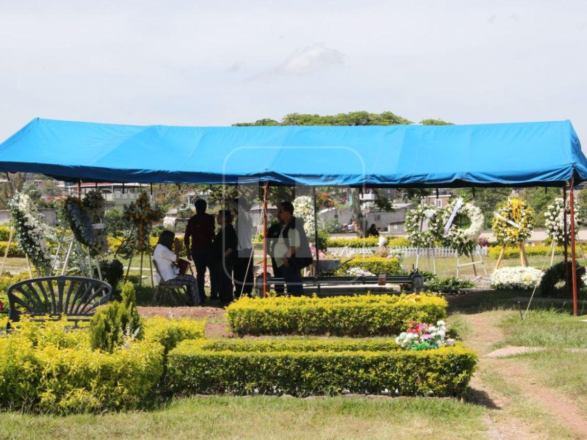 Entre aplausos y homenajes despiden al periodista Arístides Aceituno en Tegucigalpa